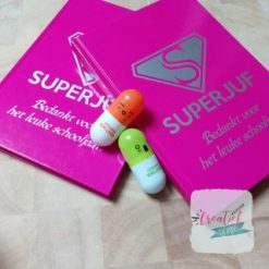 vitamine capsule pen, notitieboek superjuf roze