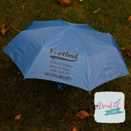 blauwe paraplu voetbalmoeder