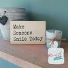 houten wenskaart make someone smile today