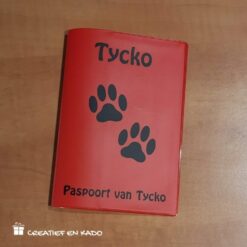dierenpaspoort hoesje met naam en afbeelding pootafdruk