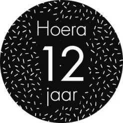 sluitsticker hoera 12 jaar zwart