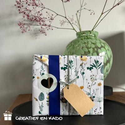 inpakpapier pretty poppy blauw, kadosticker lovely hearts, kadopapier bloemen, inpakken, inpakinspiratie