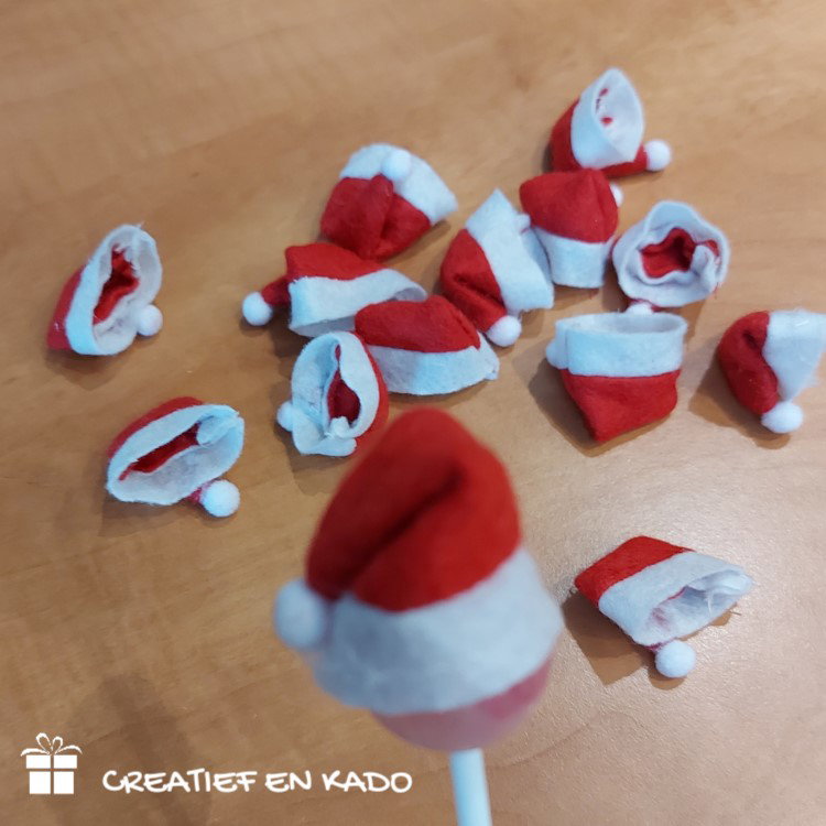 Kerstmuts lollie en klein kerstmutsje, traktatie met een kadootje