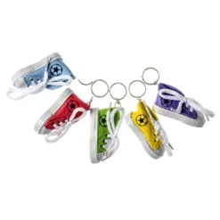 Sleutelhangers sneaker voetbal in blauw, rood, groen, geel en paars, 12 stuks, een vrolijke traktatie en klein cadeau