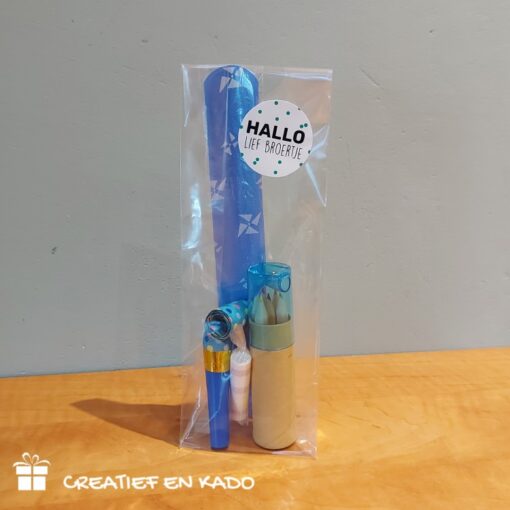 geboorte traktatie jongen, geboorte traktatie klaparmband, broertje geboren, baby geboren, baby traktatie blauw, trakteren