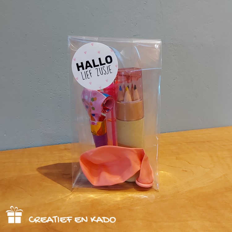 geboorte traktatie kokertje potloodjes. geboorte traktatie zusje, geboorte traktatie broertje, traktatie blauw, traktatie roze, baby geboren, trakteren, complete traktatie, traktatie idee
