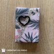 inpakinspiratie, kadopapier tropical garden, kadodeco houten hartje zwart, brandrep giftwrappingbynoor