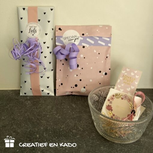 inpakpapier random dots, inpakpapier hartjes, kadopapier, inpakken, kadolint, kadosticker