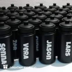 Zwarte bidons met naam in witte letters, een vrolijke traktatie en klein cadeau