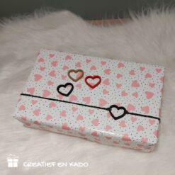 inpakpapier rose hearts, kadopapier hartjes, inpakken Valentijnsdag, inpakinspiratie, houten hartjes