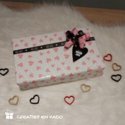 inpakpapier rose hearts, kadopapier hartjes, inpakken Valentijnsdag, inpakinspiratie, kadolabel speciaal voor jou, kadolabel hart