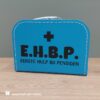 koffertje EHBP, eerste hulp bij pensioen, kinderkoffertje blauw, koffertje kado, pensioen kado
