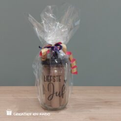 kaarsenpot juf, kado leukste juf, kado liefste juf, verjaardag juf, kado leerkracht, pot met dinerkaarsen verpakt