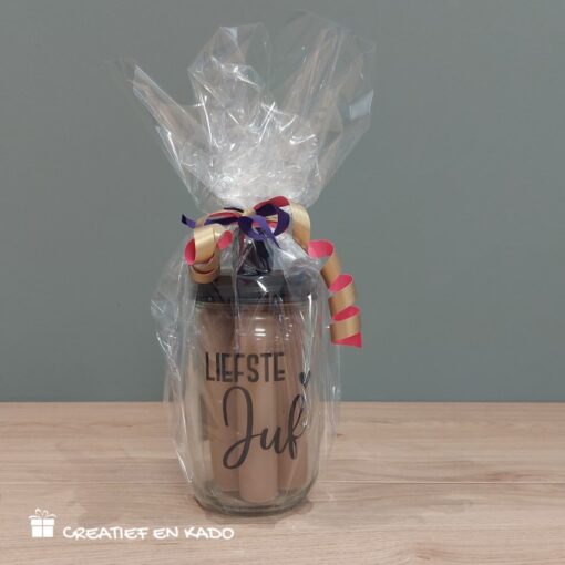 kaarsenpot juf, kado leukste juf, kado liefste juf, verjaardag juf, kado leerkracht, pot met dinerkaarsen verpakt