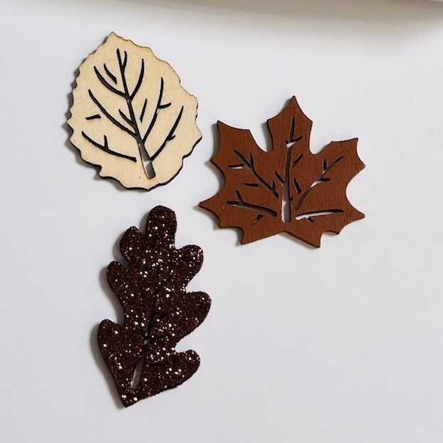 Houten deco herfstbladeren in 3 soorten.  houten bladeren, herfst decoratie, inpakken