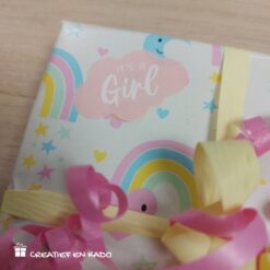 inpakpapier baby regenboog pastel, kadosticker wolkje its a girl, inpakken baby, inpakinspiratie, krullint basis