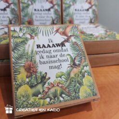 traktatie stickers dino met naam en leeftijd, dino stickers, naam traktatie, stoepkrijt traktatie, sticker traktatie, RAAARWW dino traktatie