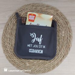 Grijze pannenlap speciaal voor de juf, pannenlap bedrukt met tekst "juf met jou zit ik gebakken"