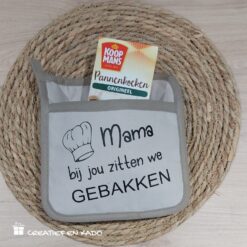pannenlap met tekst, mama bij jou zitten we gebakken, pannenkoekmix