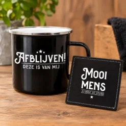 lekker stoer sfeerbeeld, emaille mok afblijven, onderzetter mooi mens