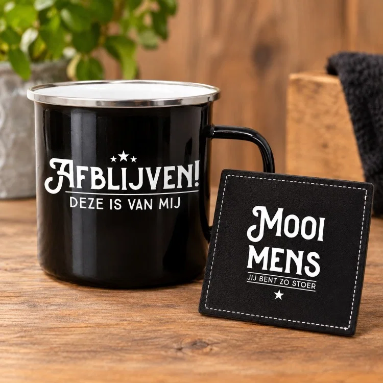 lekker stoer sfeerbeeld, emaille mok afblijven, onderzetter mooi mens