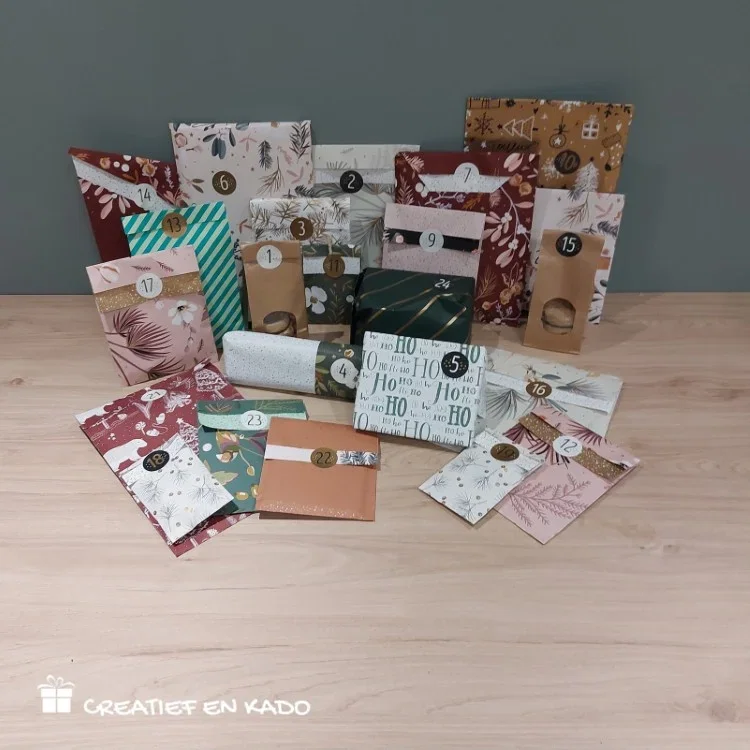 Adventskalender met 24 ingepakte verrassingen in kerstthema