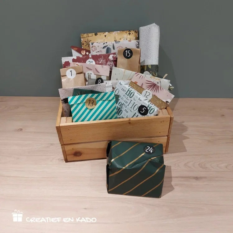 Adventskalender met 24 ingepakte kadootjes, elke dag een pakje open