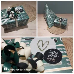 Cadeautjes ingepakt in groen inpakpapier office photo met strik van lint en kadolabel hieperdepiep hoera, inpakinspiratie