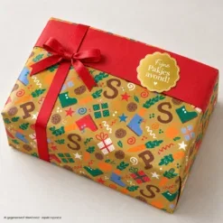 Sinterklaas cadeau ingepakt in inpakpapier schoencadeautje met rode band, rood satijnlint en kadosticker fijne pakjesavond