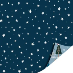 Inpakpapier winter wonderland blauw, achterzijde donkerblauw met zilverkleurige sterren