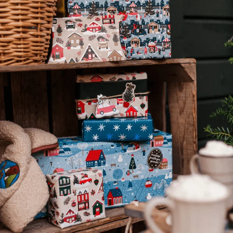 Inpakinspiratie: kerst cadeau ingepakt in inpakpapier winter houses met een gondeldoosje winter houses