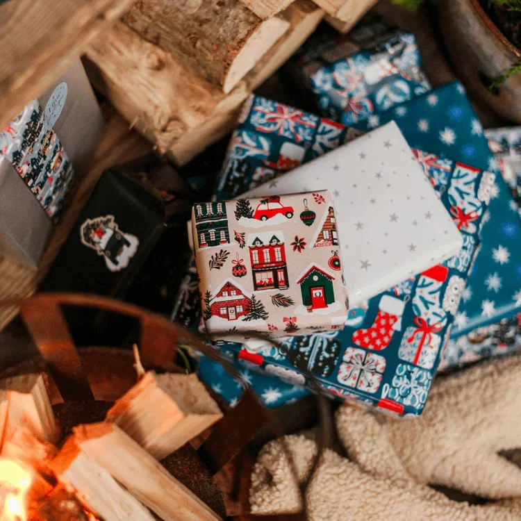 Inpakinspiratie: cadeaus ingepakt in inpakpapier winter houses en inpakpapier xmas gifts