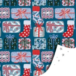 Dubbelzijdig inpakpapier xmas gifts blauw, voorzijde met kadootjes en kerstsokken op blauw