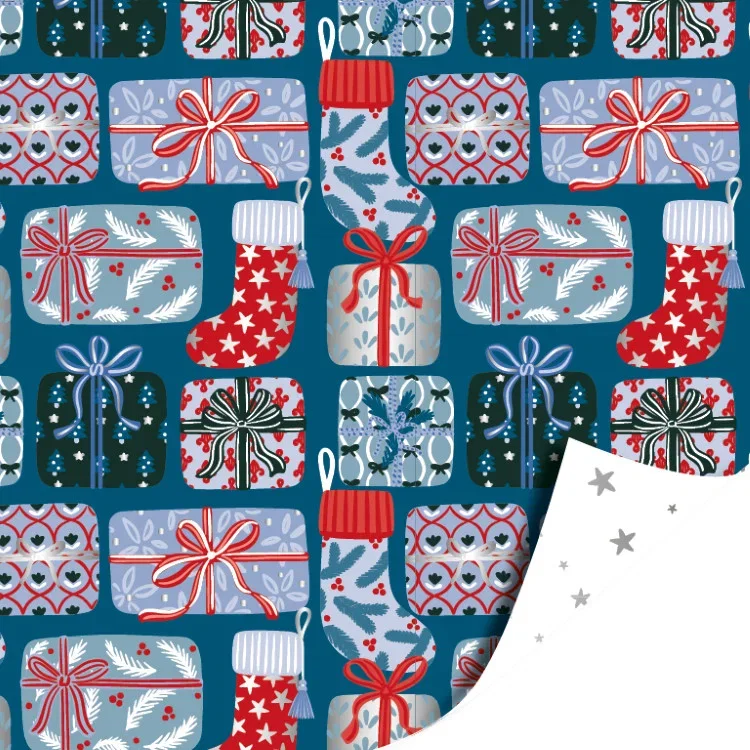 Dubbelzijdig inpakpapier xmas gifts blauw, voorzijde met kadootjes en kerstsokken op blauw