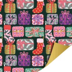 Dubbelzijdig inpakpapier xmas gifts, voorzijde met kadootjes en kerstsokken op donkergroen