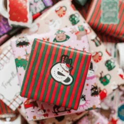 Inpakinspiratie: kadostickers christmas mugs op een kerst cadeau