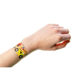 Klaparmband voertuigen om de pols van een kind, uitdeelkadootje
