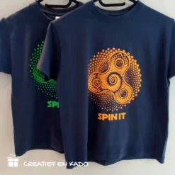 Kind t-shirt navy bedrukt met eigen ontwerp Spin it in oranje en groen
